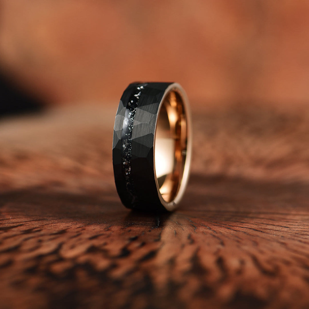 Elegant 8mm ring i wolframcarbid med sort turmalin, minimalistisk design, beskyttelse mod negative energier, holdbar