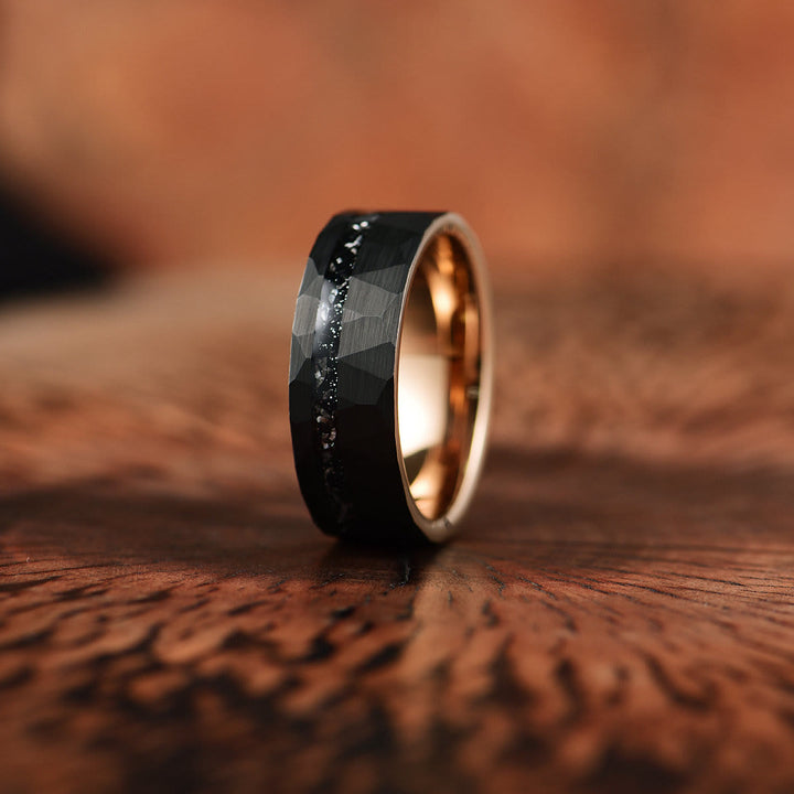 Elegant 8mm ring i wolframcarbid med sort turmalin, minimalistisk design, beskyttelse mod negative energier, holdbar