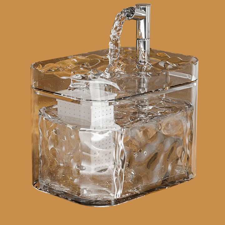Elegant kæledyrsfontæne i rustfrit stål med støjsvag motor og effektivt filter, ideel til friskt vand til kæledyr.