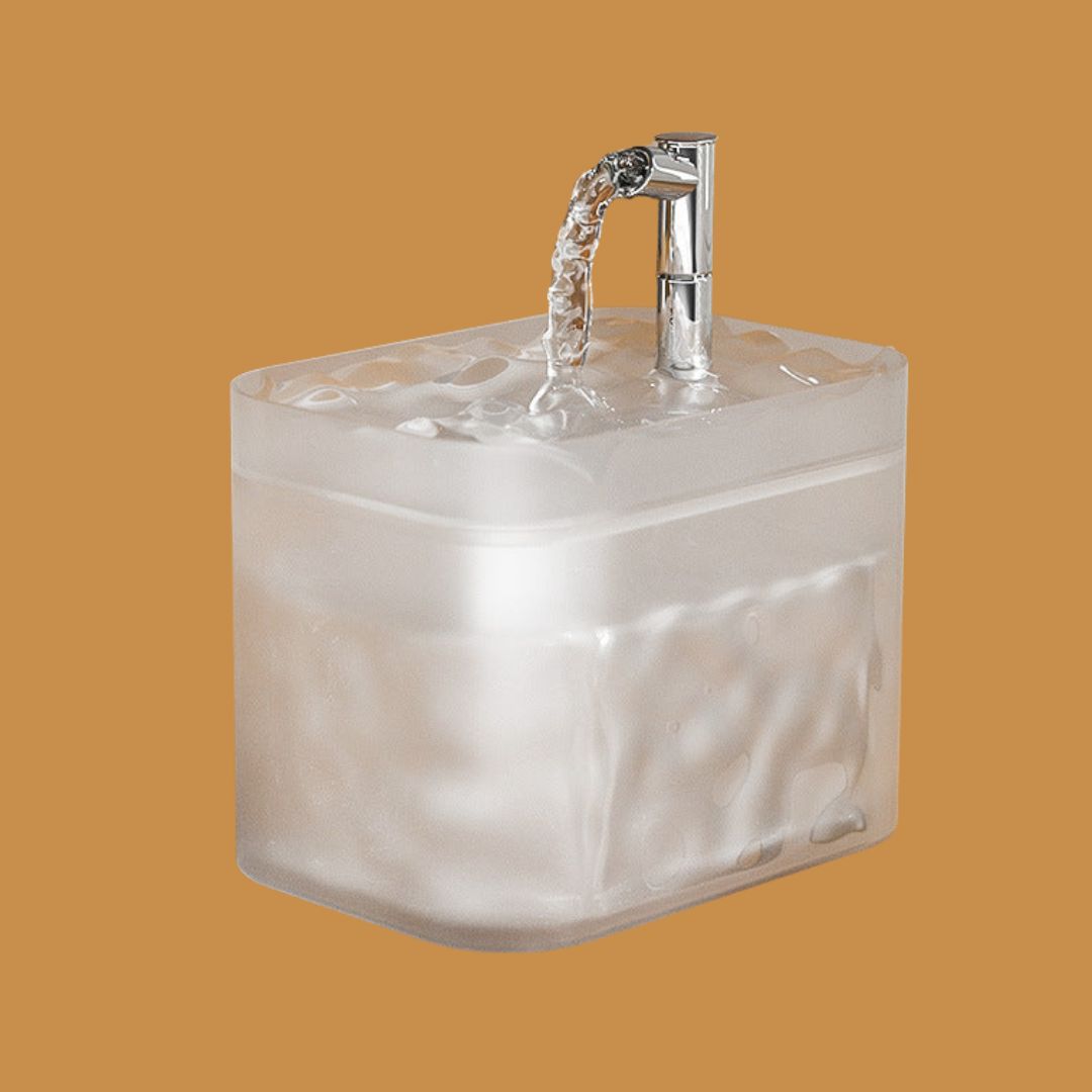 Elegant kæledyrsfontæne i rustfrit stål med støjsvag motor og effektivt filter, ideel til friskt vand til kæledyr.