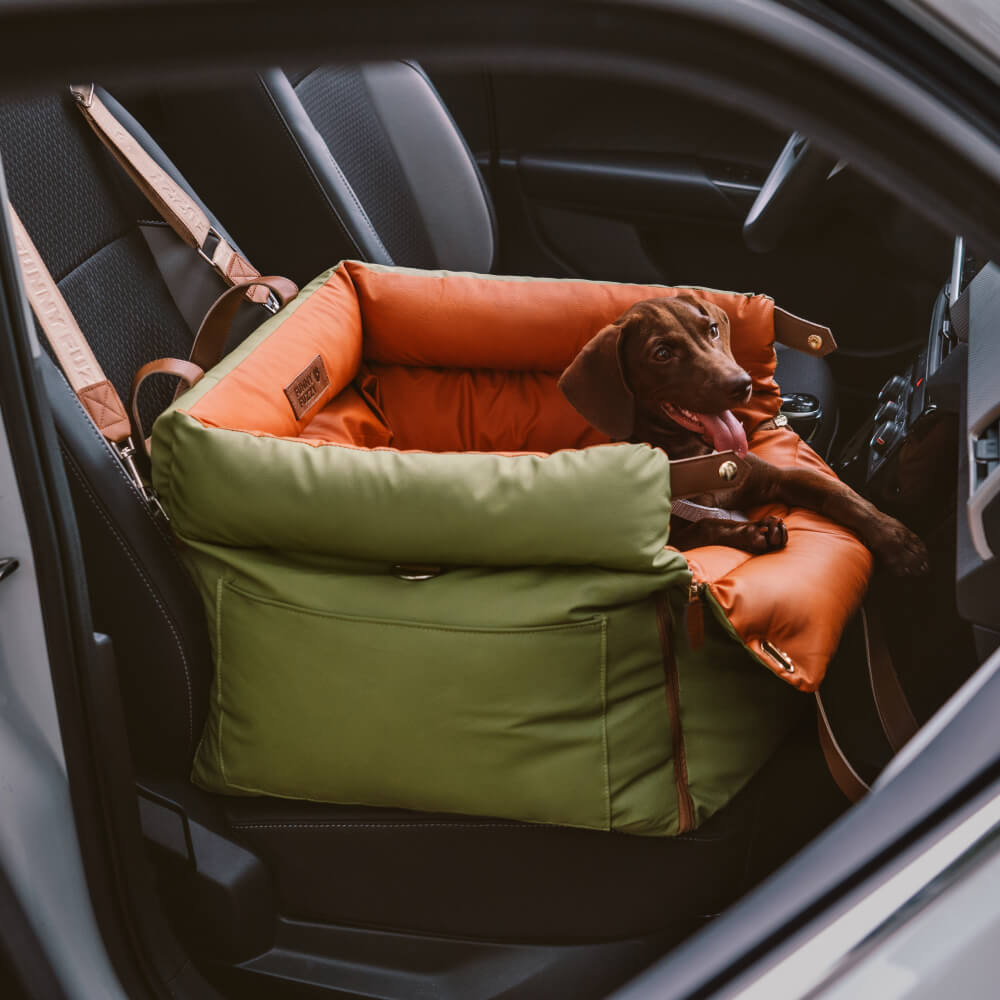 Eleganter Kunstleder-Hundeautositz in Schwarz, komfortabel mit Sicherheitsleinen und Polsterung, stilvoll für Reisen.