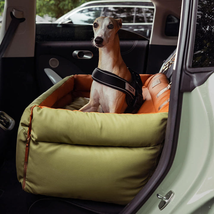 Eleganter Kunstleder-Hundeautositz in Schwarz, komfortabel mit Sicherheitsleinen und Polsterung, stilvoll für Reisen.