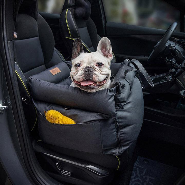 Elegant autostol i kunstlæder til hunde i sort, komfortabel med sikkerhedssele og polstring, stilfuld til rejser.