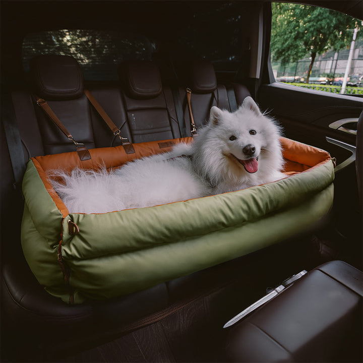 Eleganter Kunstleder-Hundeautositz in Schwarz, komfortabel mit Sicherheitsleinen und Polsterung, stilvoll für Reisen.