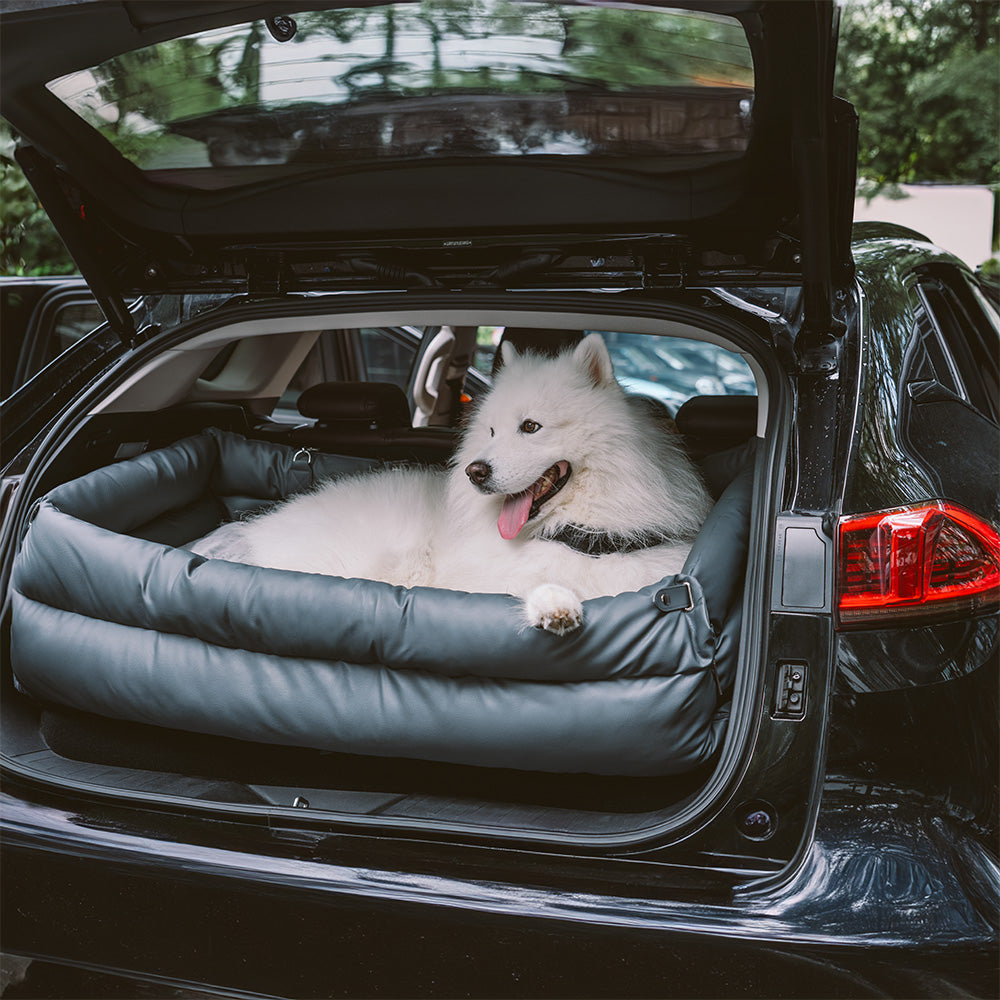 Eleganter Kunstleder-Hundeautositz in Schwarz, komfortabel mit Sicherheitsleinen und Polsterung, stilvoll für Reisen.