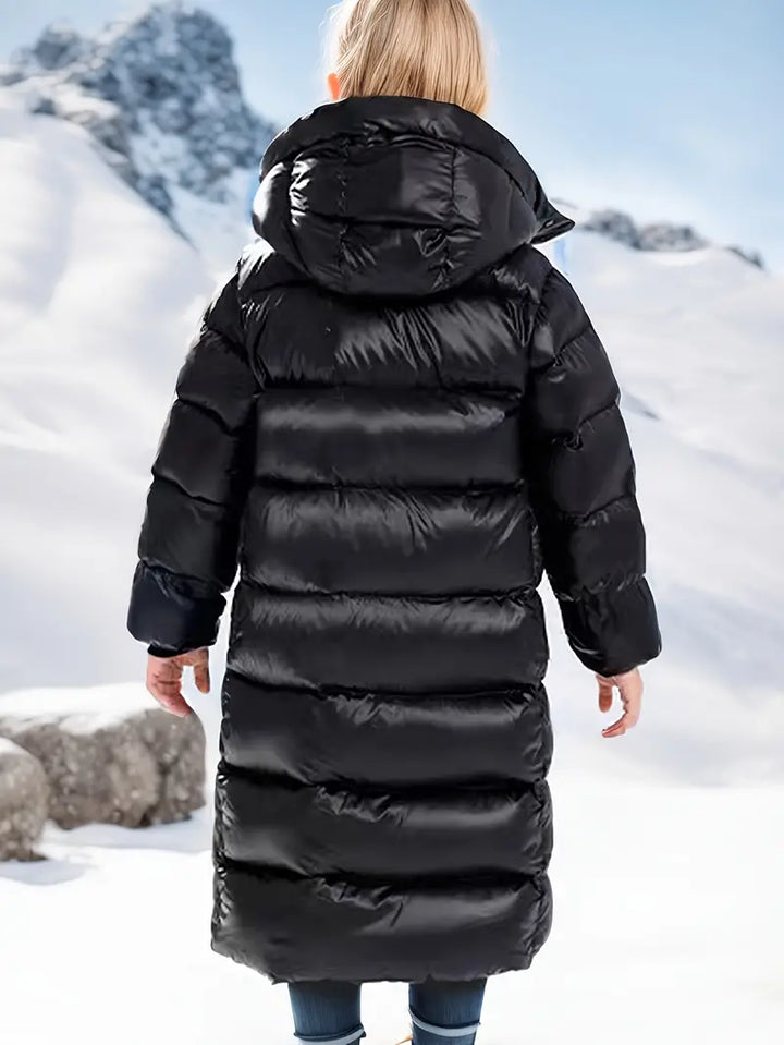 Elegant lang vinterfrakke til piger i sort med hætte, ideel til kolde dage. Børnetøj vintermode.