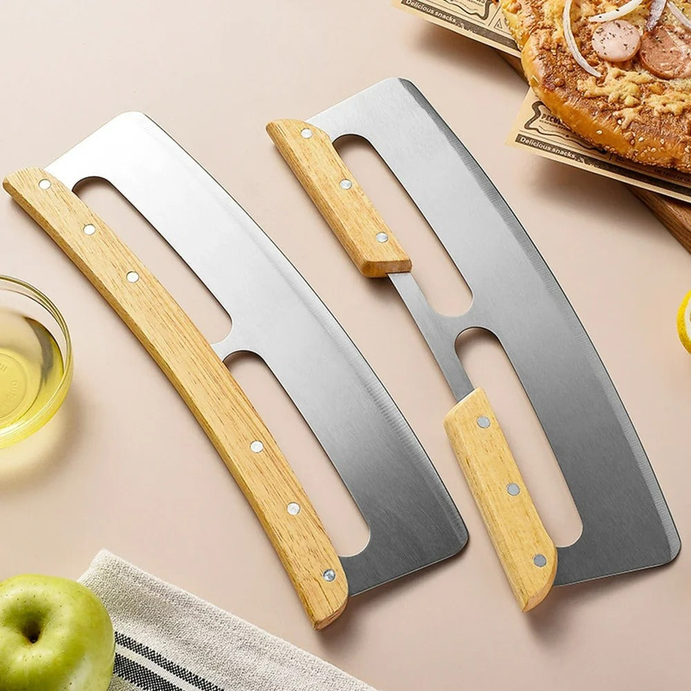 Elegant pizzaskærer med 35 cm buet klinge i rustfrit stål og ergonomisk træhåndtag, perfekt til præcise snit.
