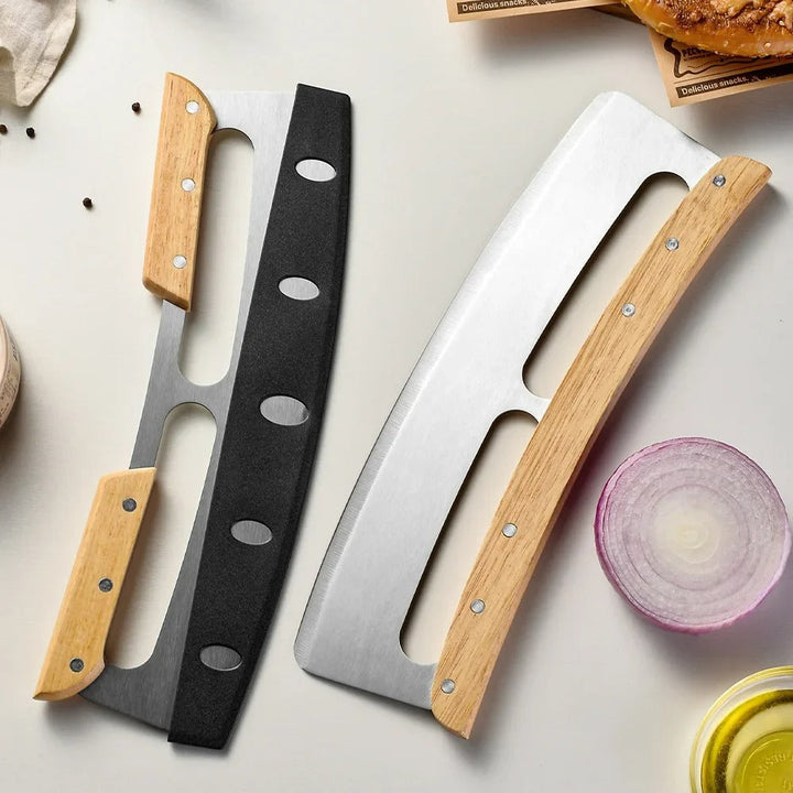 Elegant pizzaskærer med 35 cm buet klinge i rustfrit stål og ergonomisk træhåndtag, perfekt til præcise snit.