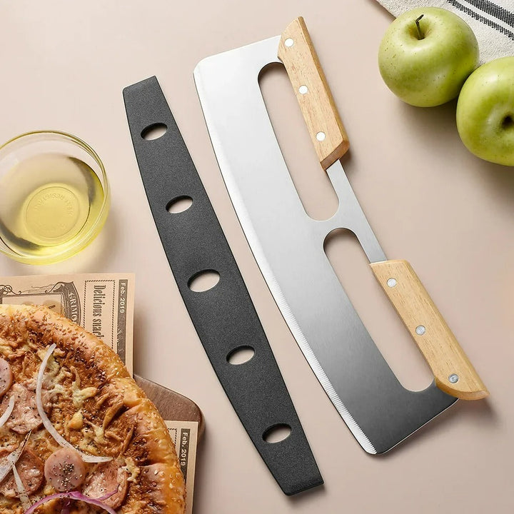 Elegant pizzaskærer med 35 cm buet klinge i rustfrit stål og ergonomisk træhåndtag, perfekt til præcise snit.