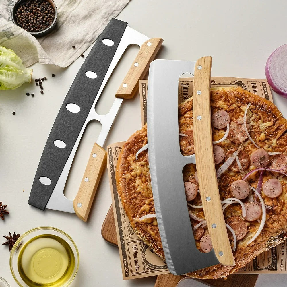 Elegant pizzaskærer med 35 cm buet klinge i rustfrit stål og ergonomisk træhåndtag, perfekt til præcise snit.