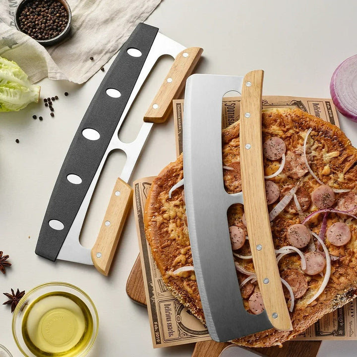 Elegant pizzaskærer med 35 cm buet klinge i rustfrit stål og ergonomisk træhåndtag, perfekt til præcise snit.