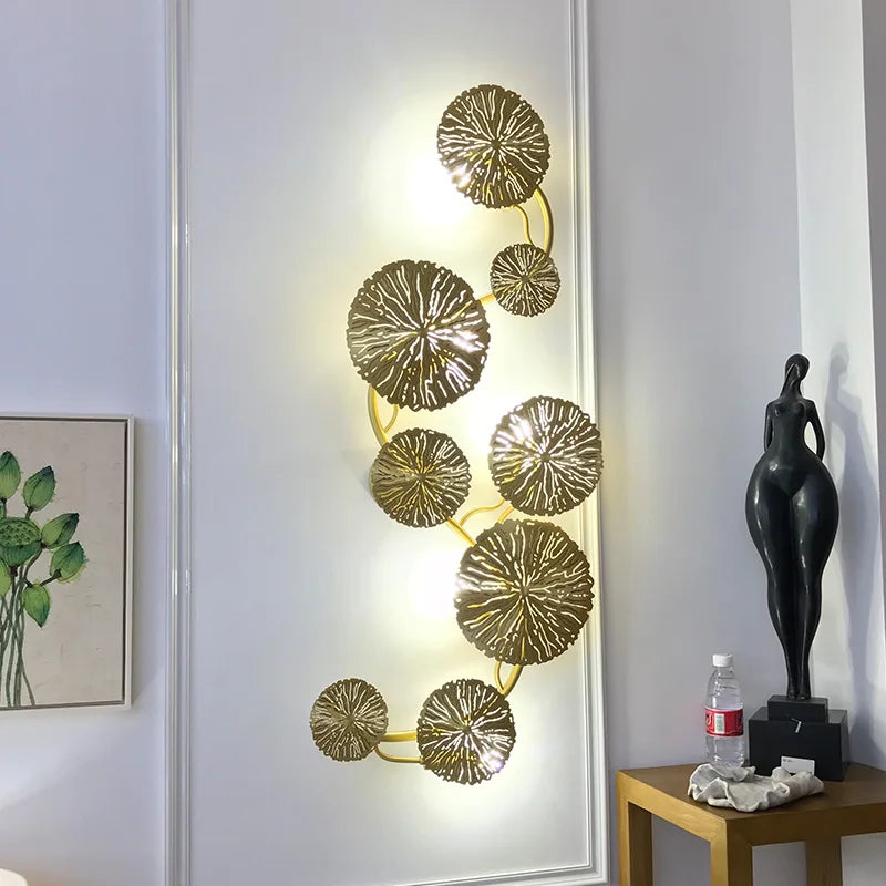 Elegant vintage væglampe i kobber-guldtoner, med lotusbladdesign, fremstillet af hardware og rustfrit stål.