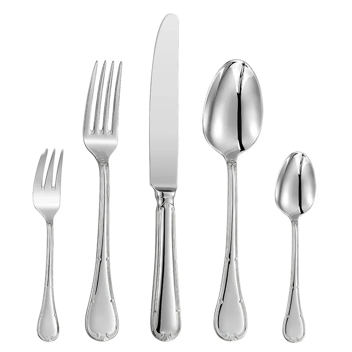 Elegant bestiksæt i rustfrit stål med glat, afrundet design. Perfekt til stilfulde middage og borddækning.