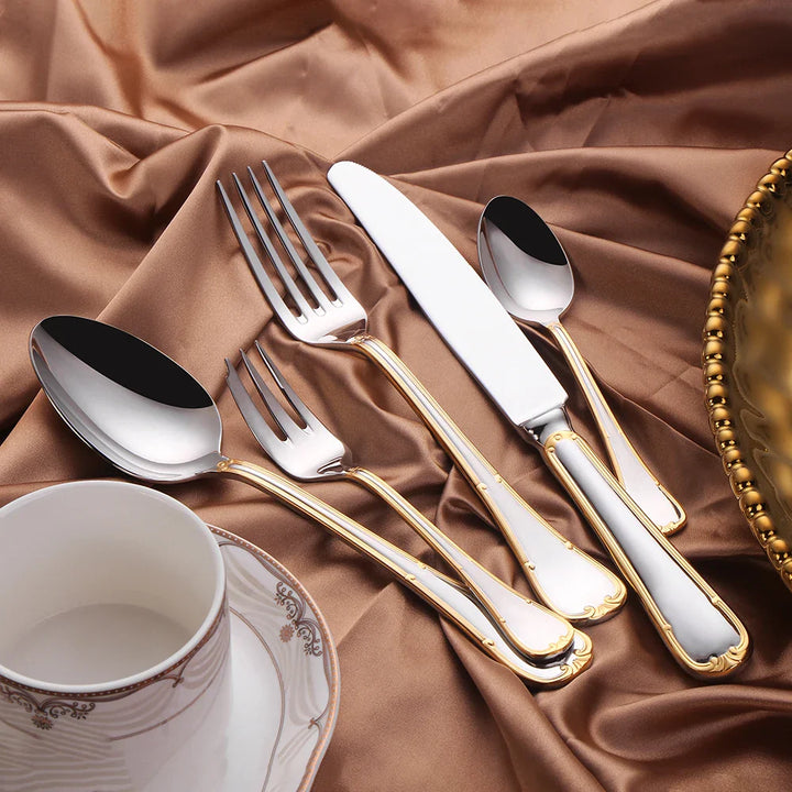 Elegant bestiksæt i rustfrit stål med glat, afrundet design. Perfekt til stilfulde middage og borddækning.