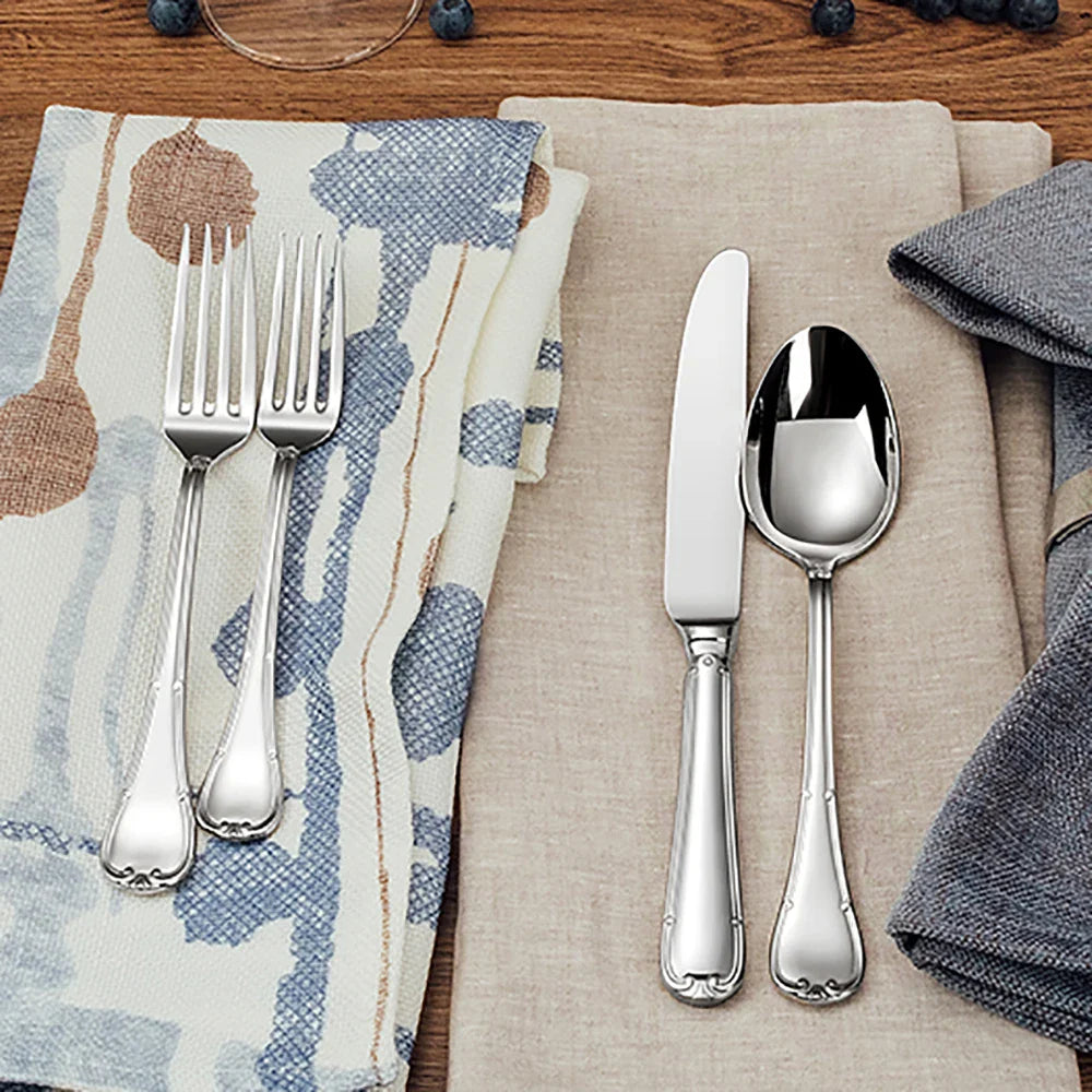 Elegant bestiksæt i rustfrit stål med glat, afrundet design. Perfekt til stilfulde middage og borddækning.