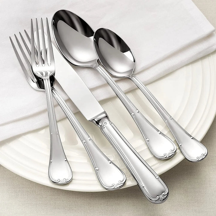 Elegant bestiksæt i rustfrit stål med glat, afrundet design. Perfekt til stilfulde middage og borddækning.