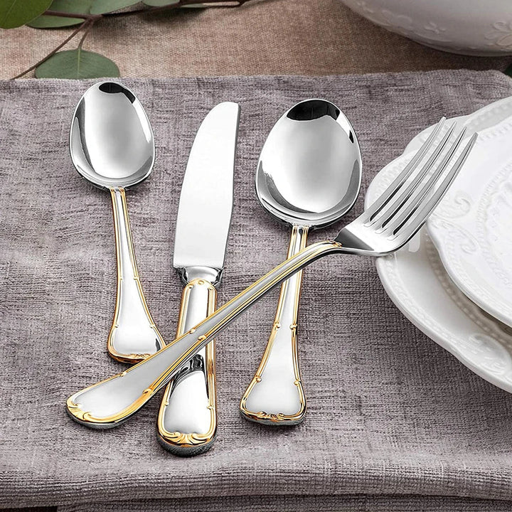 Elegant bestiksæt i rustfrit stål med glat, afrundet design. Perfekt til stilfulde middage og borddækning.