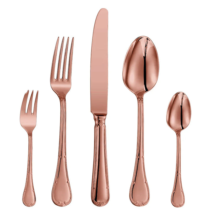 Elegant bestiksæt i rustfrit stål med glat, afrundet design. Perfekt til stilfulde middage og borddækning.