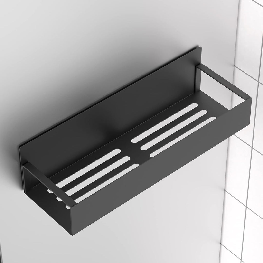 Elegant magnetisk krydderihylde sæt i sort metal, pladsbesparende og ideel til køkkenet, med god opbevaringsplads til krydderier.