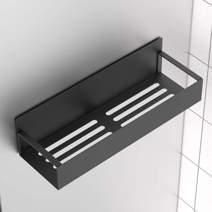 Elegant magnetisk krydderihylde sæt i sort metal, pladsbesparende og ideel til køkkenet, med god opbevaringsplads til krydderier.