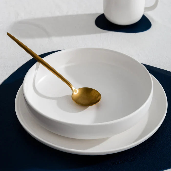 Elegant minimalistisk bestiksæt i rustfrit stål, guldfarvet, med rene linjer til stilfuld borddækning; 20 dele.