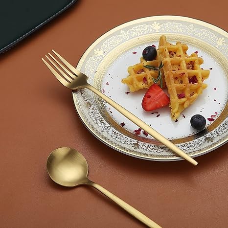 Elegant minimalistisk bestiksæt i rustfrit stål, guldfarvet, med rene linjer til stilfuld borddækning; 20 dele.