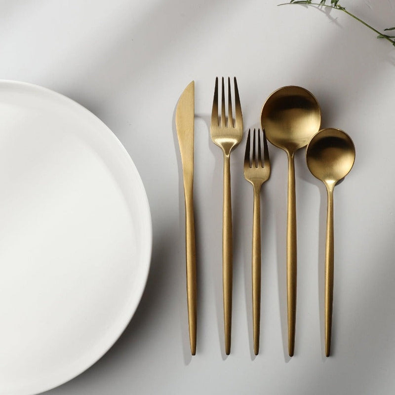 Elegant minimalistisk bestiksæt i rustfrit stål, guldfarvet, med rene linjer til stilfuld borddækning; 20 dele.