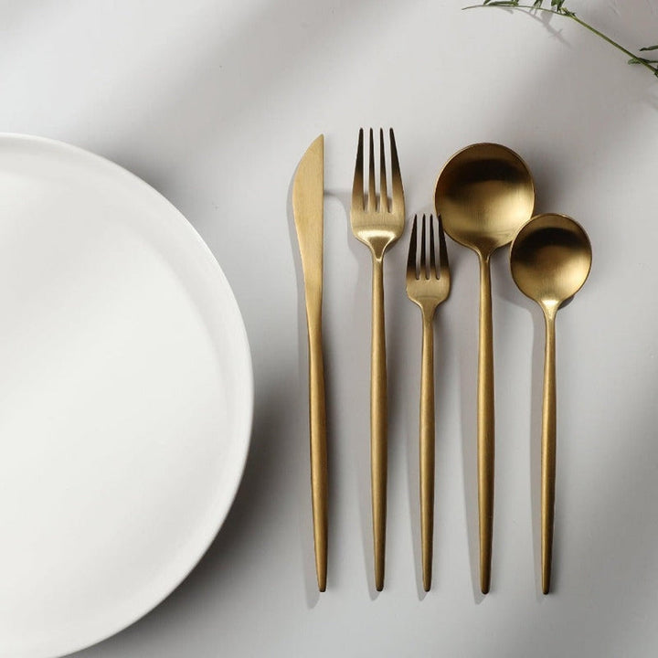 Elegant minimalistisk bestiksæt i rustfrit stål, guldfarvet, med rene linjer til stilfuld borddækning; 20 dele.