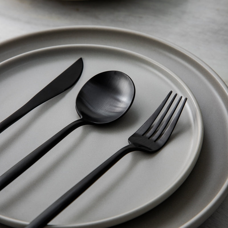 Elegant minimalistisk bestiksæt i rustfrit stål, guldfarvet, med rene linjer til stilfuld borddækning; 20 dele.