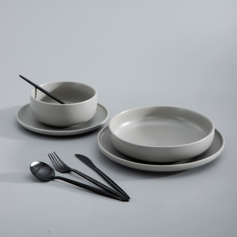 Elegant minimalistisk bestiksæt i rustfrit stål, guldfarvet, med rene linjer til stilfuld borddækning; 20 dele.
