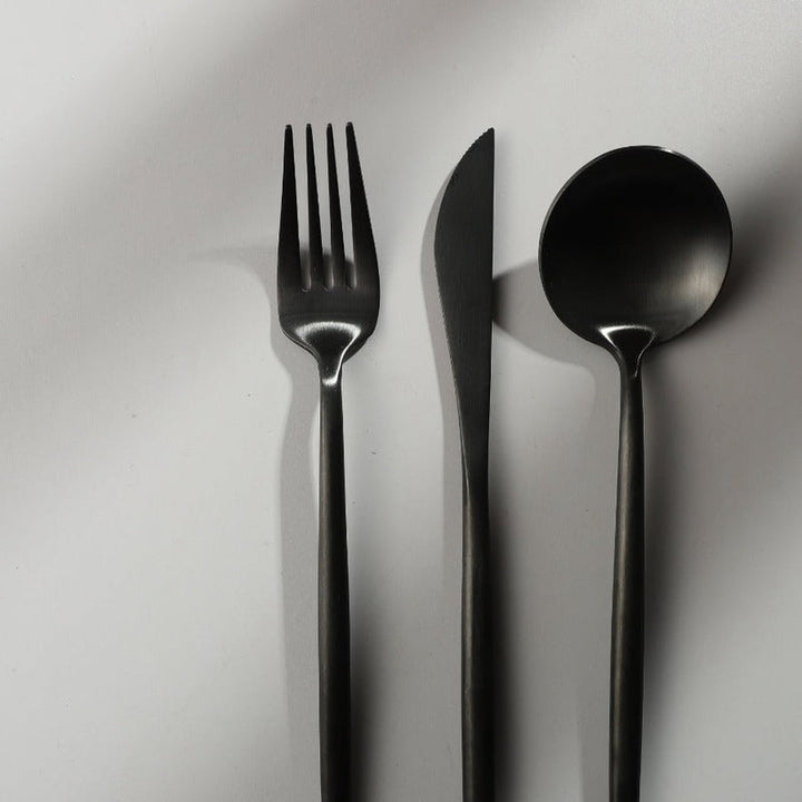Elegant minimalistisk bestiksæt i rustfrit stål, guldfarvet, med rene linjer til stilfuld borddækning; 20 dele.