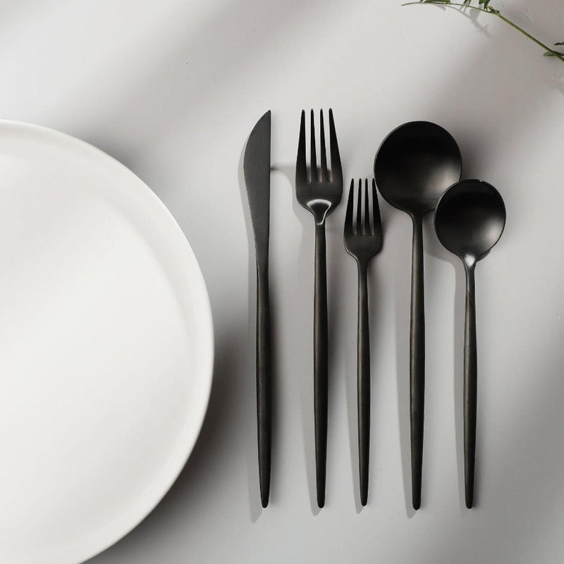 Elegant minimalistisk bestiksæt i rustfrit stål, guldfarvet, med rene linjer til stilfuld borddækning; 20 dele.
