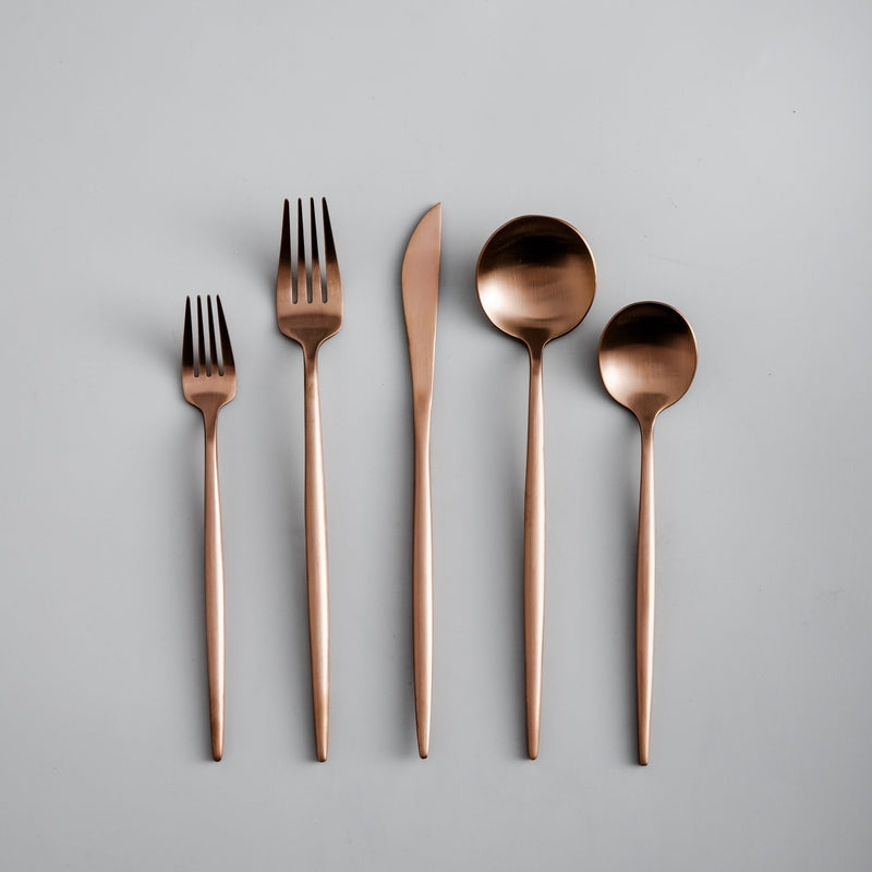 Elegant minimalistisk bestiksæt i rustfrit stål, guldfarvet, med rene linjer til stilfuld borddækning; 20 dele.