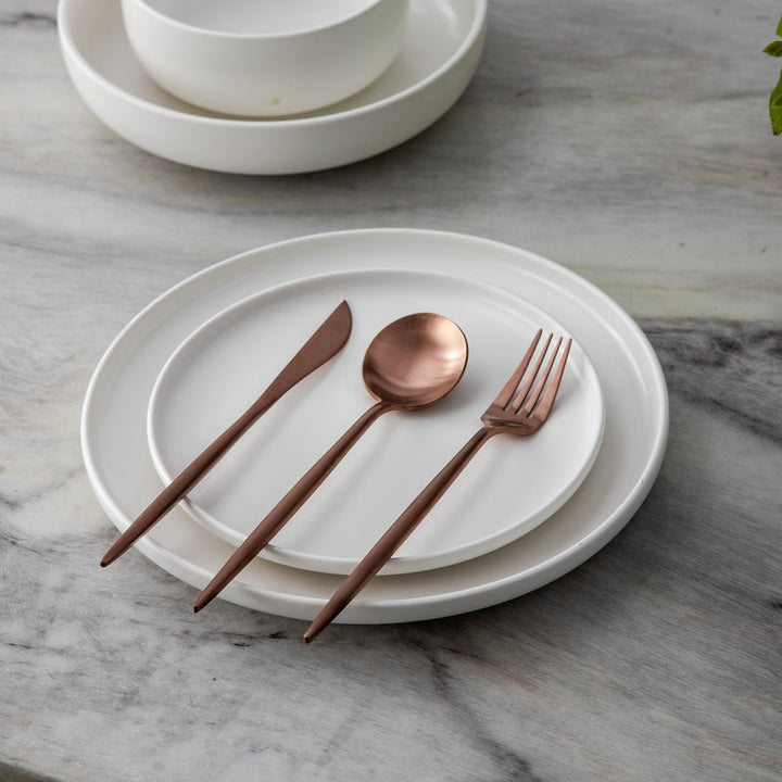"Elegantes minimalistisches Besteckset aus Edelstahl, goldfarben, mit klaren Linien für stilvollen Tisch; 20-teilig."