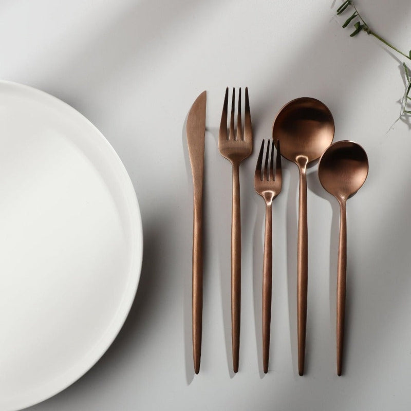 "Elegantes minimalistisches Besteckset aus Edelstahl, goldfarben, mit klaren Linien für stilvollen Tisch; 20-teilig."