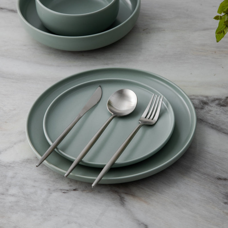 "Elegantes minimalistisches Besteckset aus Edelstahl, goldfarben, mit klaren Linien für stilvollen Tisch; 20-teilig."