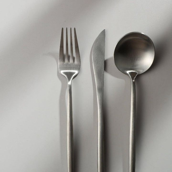 "Elegantes minimalistisches Besteckset aus Edelstahl, goldfarben, mit klaren Linien für stilvollen Tisch; 20-teilig."