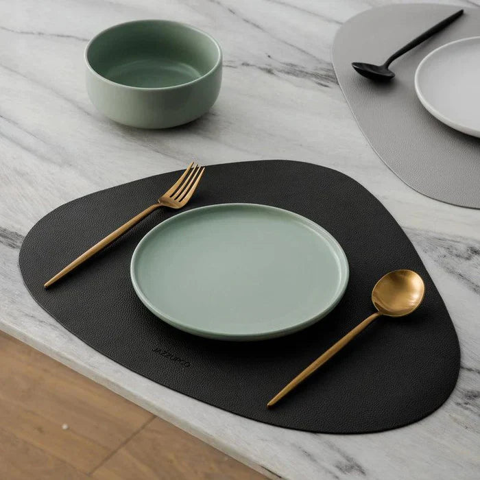 Elegant minimalistisk bestiksæt i rustfrit stål, guldfarvet, med rene linjer til stilfuld borddækning; 20 dele.