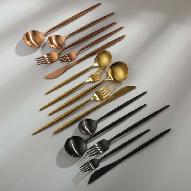 "Elegantes minimalistisches Besteckset aus Edelstahl, goldfarben, mit klaren Linien für stilvollen Tisch; 20-teilig."