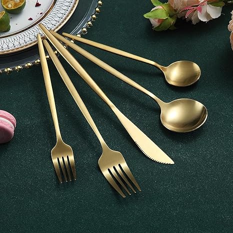 "Elegantes minimalistisches Besteckset aus Edelstahl, goldfarben, mit klaren Linien für stilvollen Tisch; 20-teilig."