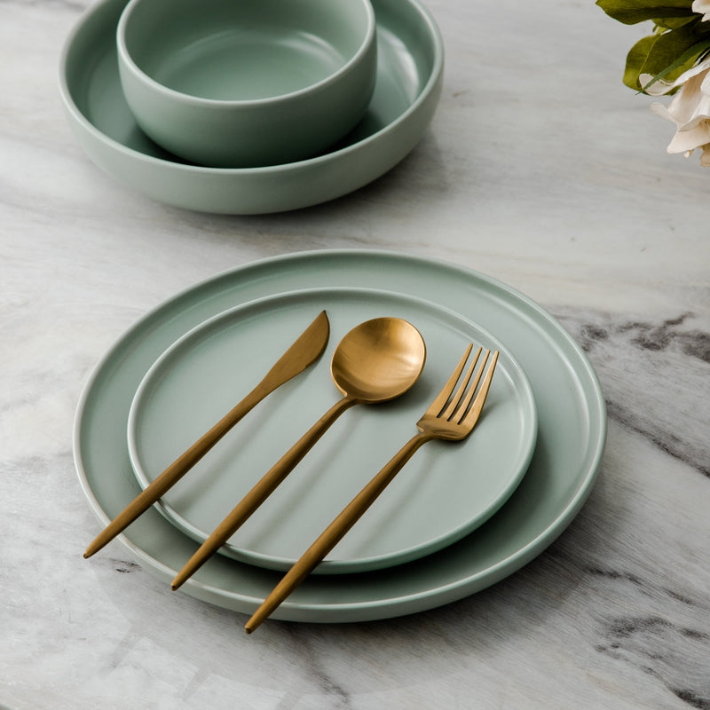 Elegant minimalistisk bestiksæt i rustfrit stål, guldfarvet, med rene linjer til stilfuld borddækning; 20 dele.