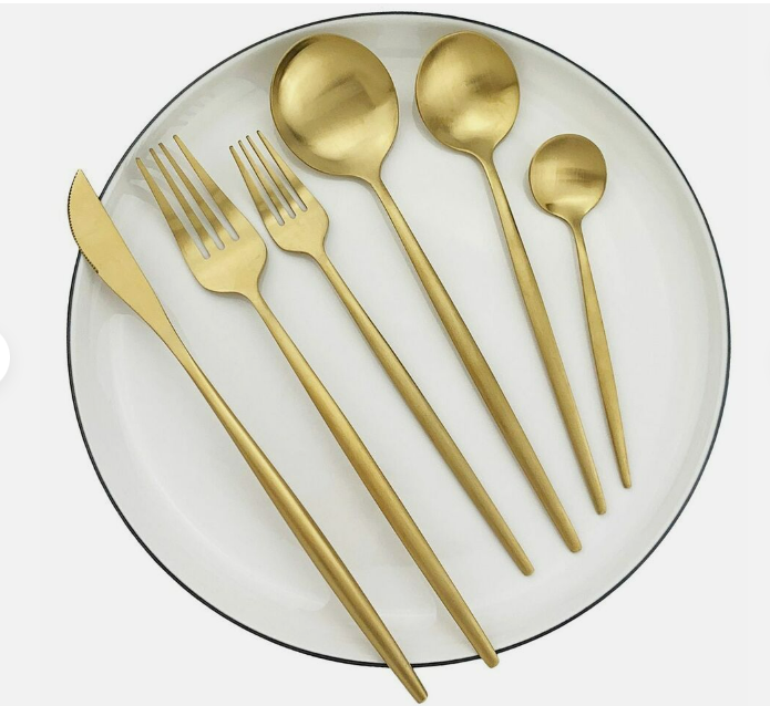 Elegant minimalistisk bestiksæt i rustfrit stål, guldfarvet, med rene linjer til stilfuld borddækning; 20 dele.