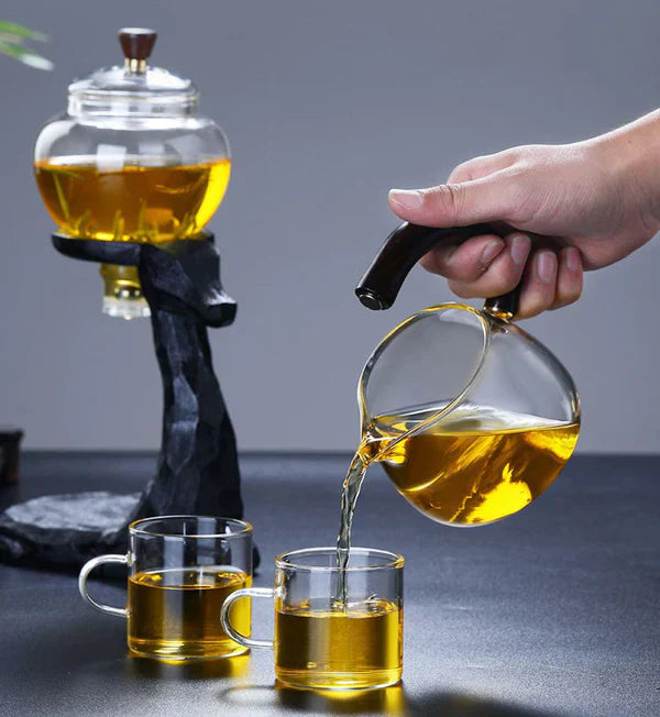Elegant teesæt med magnetisk system, glaskande, hjorteformet base og kopper, moderne køkkendesign.