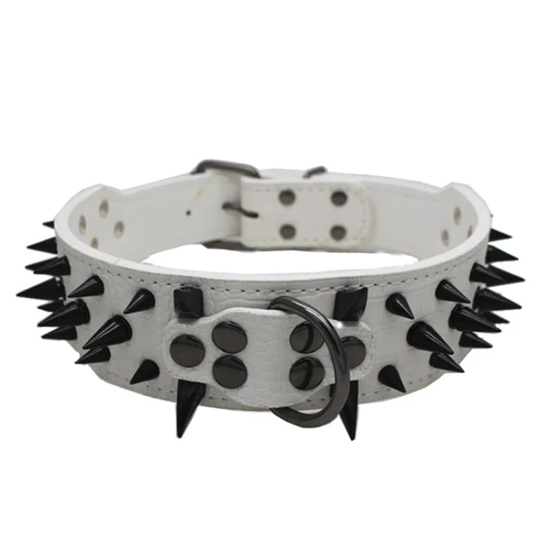 Elegant, justerbart hundehalsbånd med iøjnefaldende guldnitter, ideelt til store hunde, robust og stilfuldt.