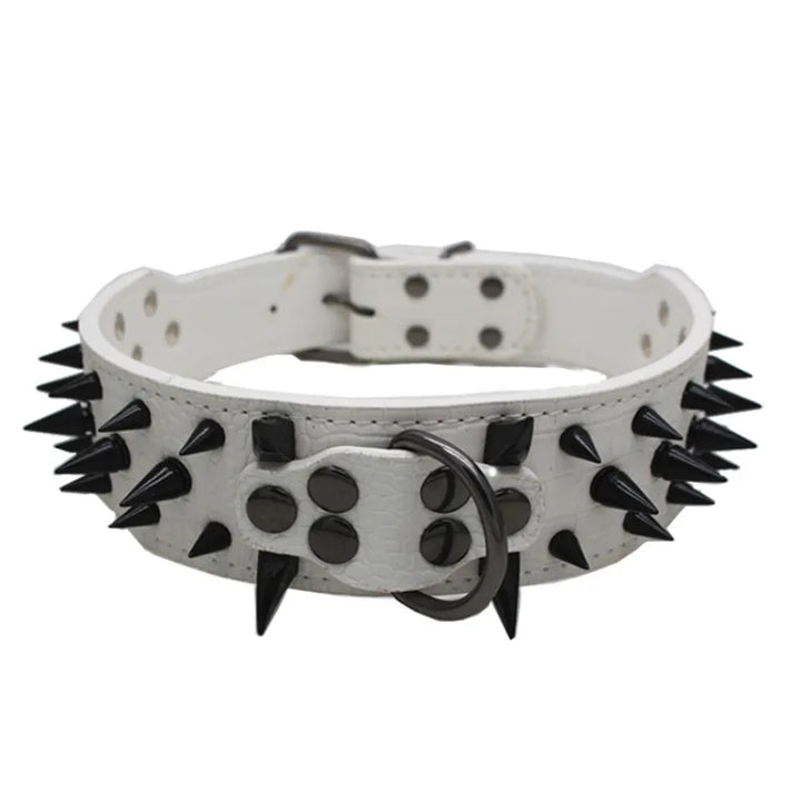 Elegant, justerbart hundehalsbånd med iøjnefaldende guldnitter, ideelt til store hunde, robust og stilfuldt.