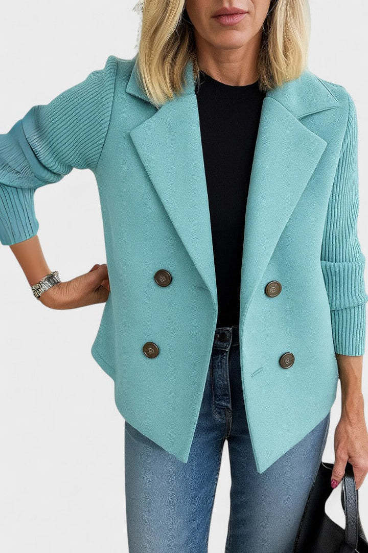 Afslappet kvindeblazer. Elegant og komfortabel mode til kontor og dagligbrug, perfekt til en moderne stil.