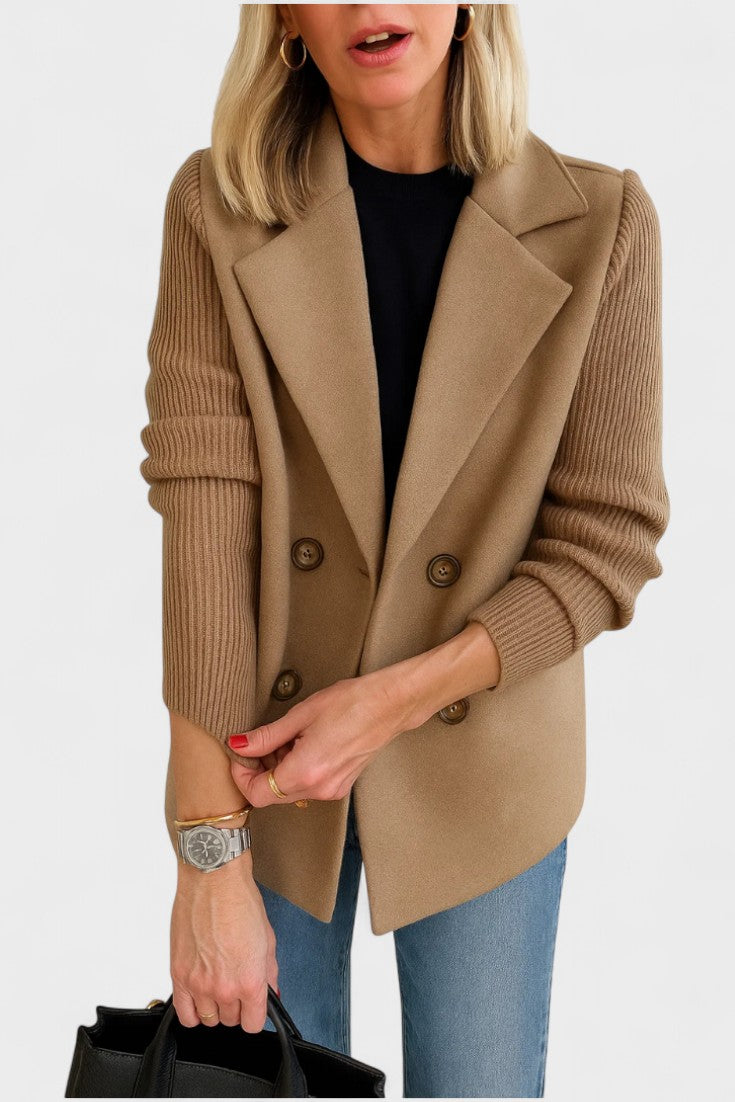 Elegant afslappet blazer til kvinder. Mode overtøj med komfort, perfekt til stilfuld hverdagsbrug.