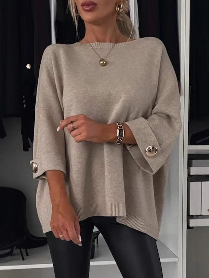 Elegant kvindebluse i tidløs strik, med diskrete knapper for en raffineret stil.