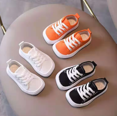 Ergonomiske børne-barfodssneakers, der er fleksible og åndbare, grå med gule accenter for aktiv legevenlig komfort.