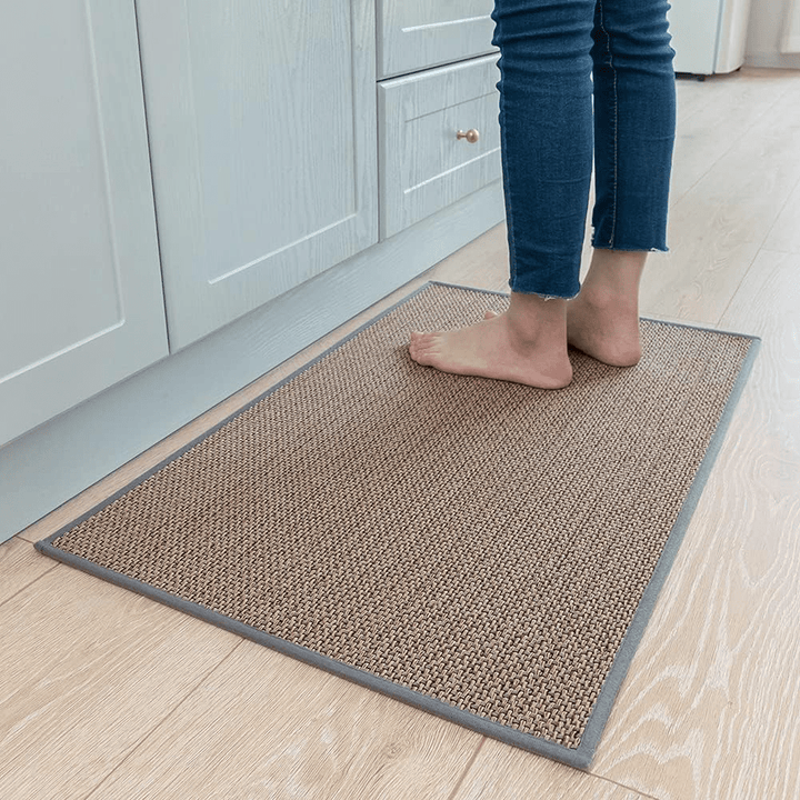 Ergonomisk køkkenmåtte i beige, polstret, skridsikker og nem at rengøre, for stilfuld komfort under madlavning.